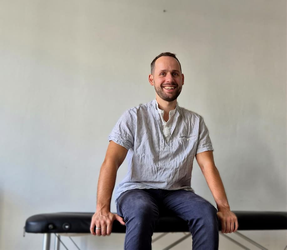 Osteopath Jakob Essen auf Behandlungsliege – langfristige persönliche Begleitung in der Osteopathie Physiotherapie und Personal Training