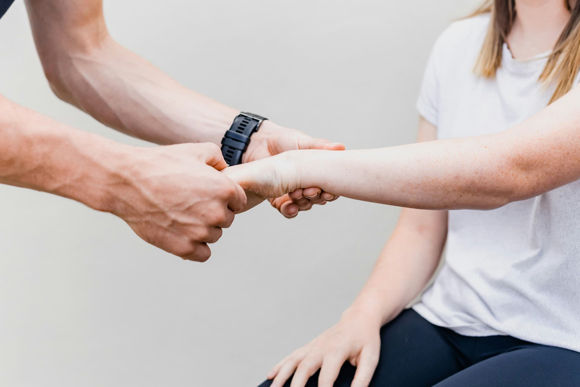 Patient erhält Lymphdrainage zur Regeneration und Prävention, betreut von Physiotherapeut Jakob Essen